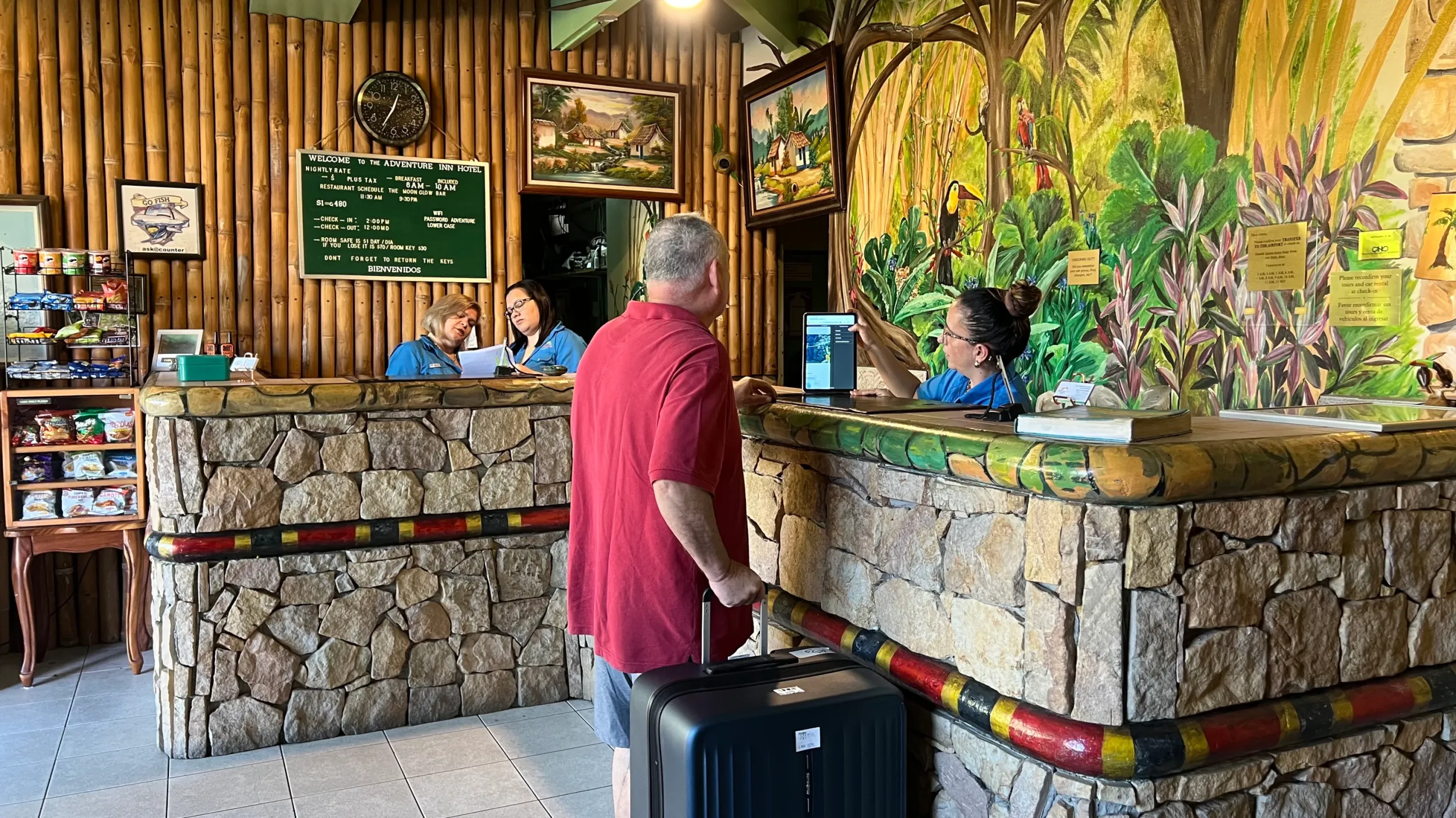 Eric Robinson en la recepción de Adventure Inn