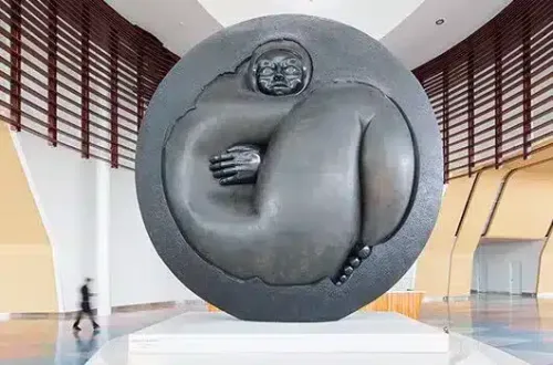 Jorge Jiménez Deredia sculpture in the main atrium.