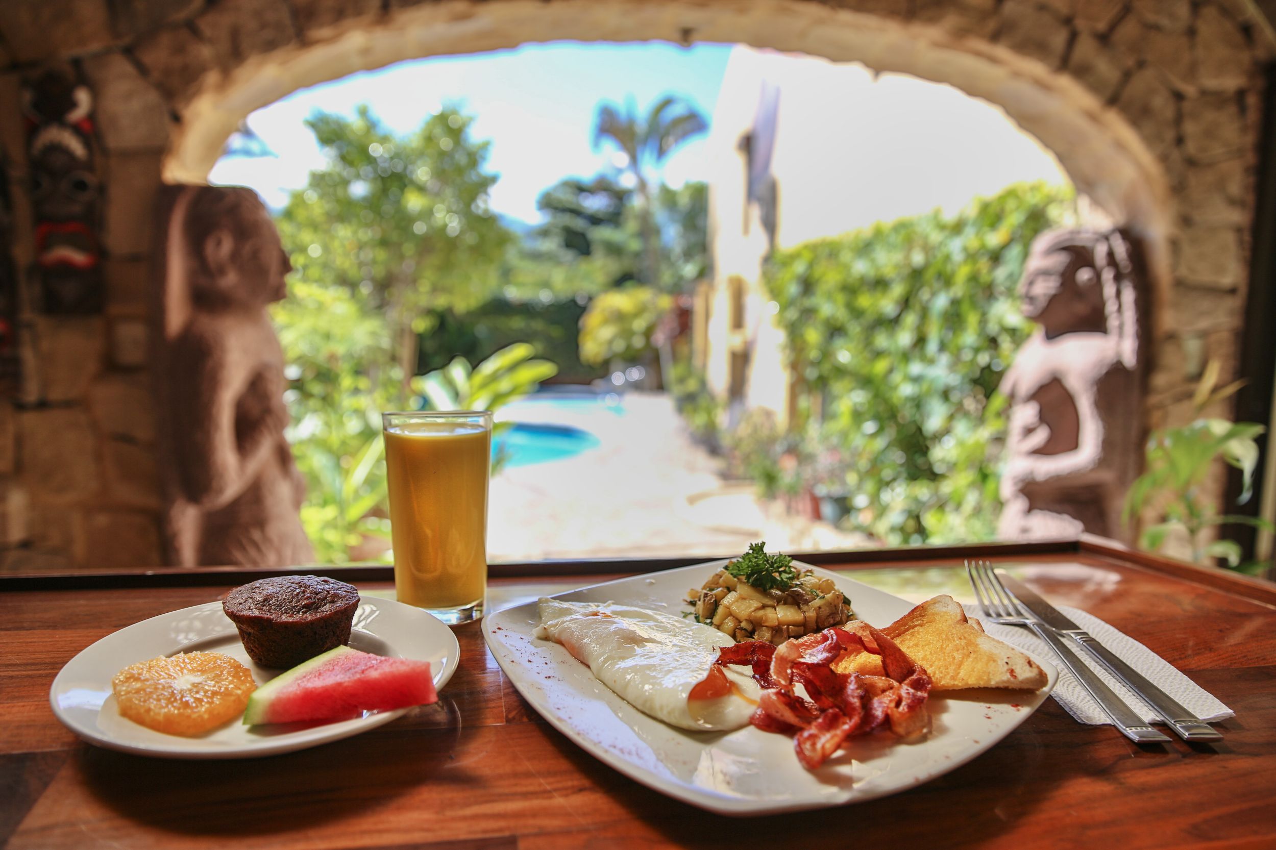 Desayuno completo con vista al jardín tropical en Moon Glow Bar & Grill